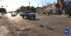En Cajeme, vecinos colocan taza de baño en bache