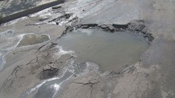 Fuga de aguas negras se origina en la calle Varsovia y Mezquites en el fraccionamiento Balcones del Valle