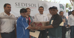Entregan apoyos económicos y en especie a pescadores