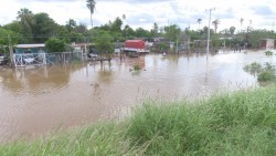 Se desborda el Estero de Juan José Ríos