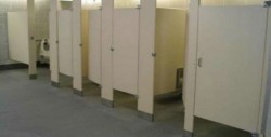 Hallan cadáver de recién nacido en baño de cine