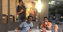Colgaron un poster de ellos mismos en un McDonald’s sin que alguien se diera cuenta
