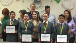 Alumnos destacados reciben reconocimiento a su esfuerzo