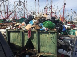Mucha basura en el muelle pesquero del parque Bonfil