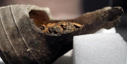 Hallan cientos de monedas de oro del Imperio romano escondidas en Italia