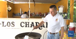 En el Tobarito, vecino se gana la vida ofreciendo sabrosos "Tacos Fish"