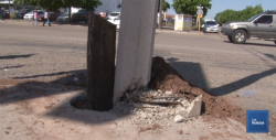 Piden vecinos reparen poste dañado en Villa Bonita