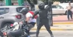 #Video Policía mete las manos en riña