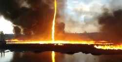 Sorprendente tornado de fuego durante un incendio en una fábrica