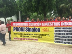 Se manifiestan maestros de ingles