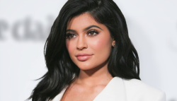 Kylie Jenner come cereal con leche por primera vez