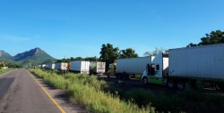 Cientos de transportistas detenidos en la carretera México 15 a la altura del El Carrizo