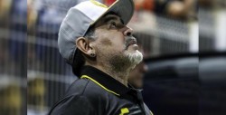 Maradona se suma al apoyo para los damnificados, cambiará balones autografiados por víveres