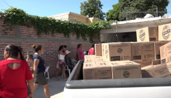 Desplazados se solidarizan con damnificados y donan productos de sus despensas