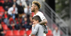 Neymar protege de la seguridad a niño que entró a la cancha