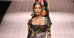 Michelle Salas desfila en la pasarela de Dolce & Gabanna