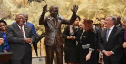 ONU coloca estatua de Nelson Mandela en su sede