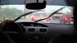 Es importante no subir velocidad con lluvias