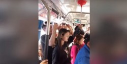 #Video Usa un desatascador para no caer en un autobús lleno de gente