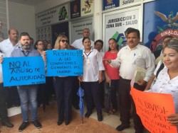 Protestan trabajadores del sector salud, piden destitución de jefe jurisdiccional