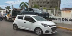 Bloquean unidades de uber a grúas a las afueras de la Central Camionera