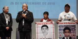 López Obrador se compromete a establecer comisión de verdad sobre Ayotzinapa