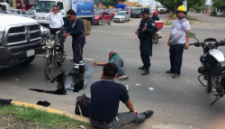 Impacta camioneta con motocicleta y deja un saldo de dos lesionados