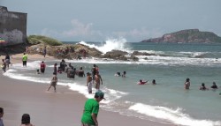Oleaje intenso no inhibe a los bañistas en playa Pinitos