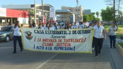 Marchan estudiantes de la UAS recordando matanza de Tlatelolco