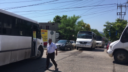 Chóferes de camiones bloquean calles