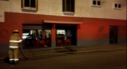 Cortocircuito provoca incendio en restaurante