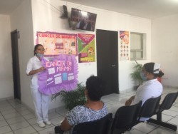 Informan a mujeres sobre el cáncer de mama