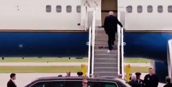 El video de Trump caminando con un papel de baño pegado en el zapato hace estallar internet