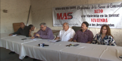 Se reúnen legisladores con desplazados