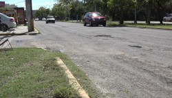 Llena de baches, avenida Leonismo Internacional