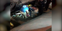 Conductor ebrio vuelca su automóvil en canal pluvial
