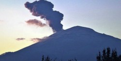 Alertan a municipios de Puebla por caída de ceniza del Popocatépetl