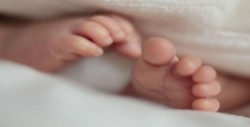 Abandonan a bebé dentro de una caja en Coahuila