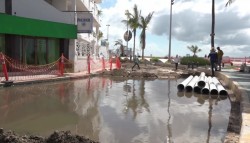 Rompe maquinaria tubería de agua potable en el malecón