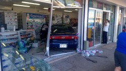 Señora entra en auto a farmacia de Villa Unión