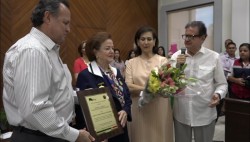 Alicia Freeman de Medrano recibe premio "Agustina Monterde"
