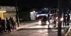 Vecinos montan retén para revisar autos por menor desaparecida
