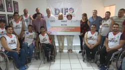 DIF entrega sillas de ruedas a equipo de básquetbol
