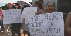 Se manifiestan padres de familia exigiendo construcción de escuela