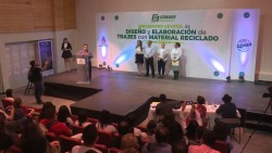 Realiza COBAES concurso de trajes con material reciclado