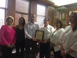 Reconoce Ayuntamiento al académico Omar Lizárraga