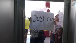 Ciudadanos se manifiestan en vicefiscalía, exigen justicia para víctima de accidente