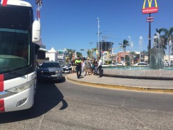 Chocan camión turístico y vehículo particular