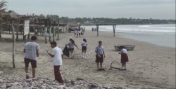 Decenas de estudiantes limpian las playas de la Isla de la Piedra