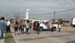 Floristas cierran avenida libramiento II, exigen se retiren vendedores de flores ambulantes